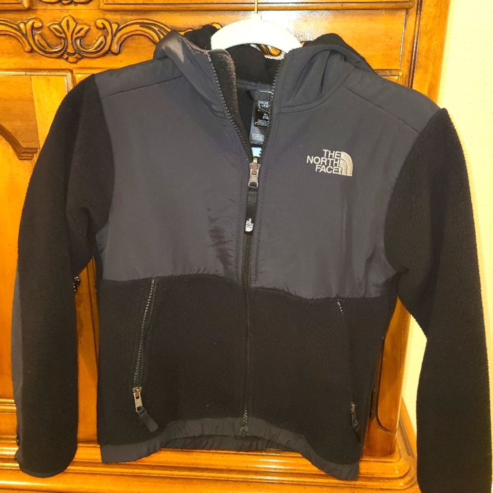 Boys North Face Denali black jacket S 7/8